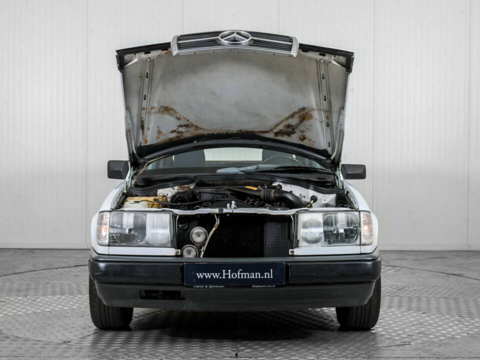 Image 38/50 of Mercedes-Benz 200 (1986)