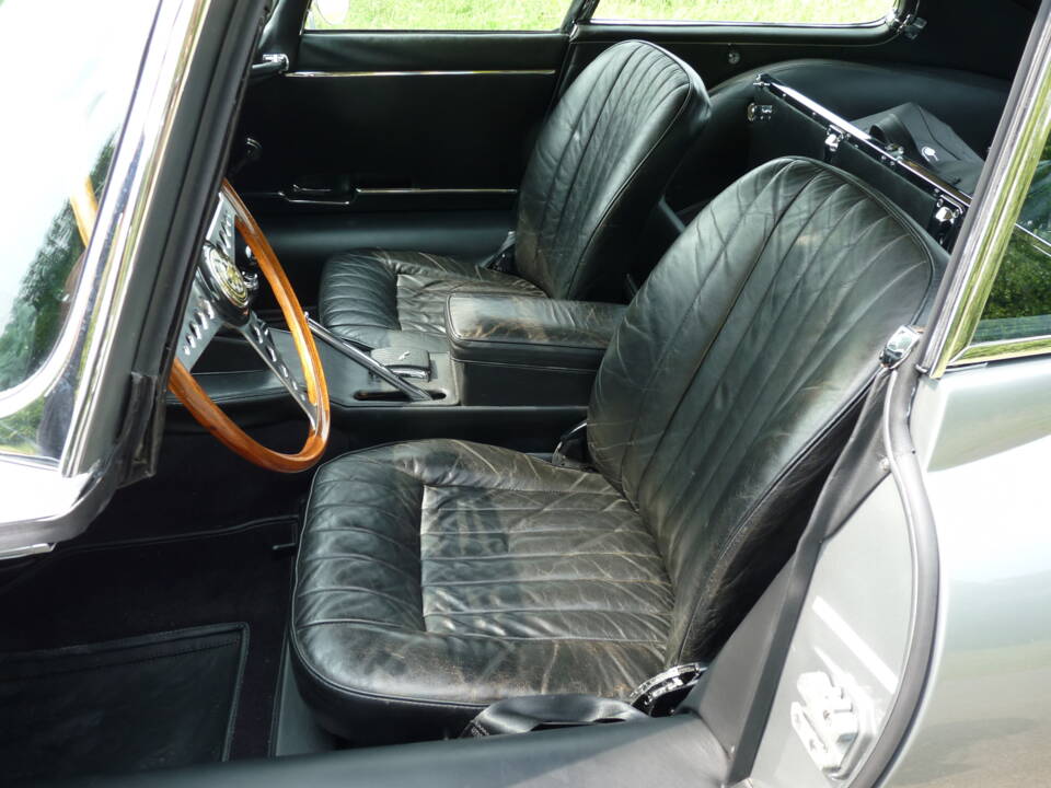 Image 10/22 de Jaguar E-Type (1968)