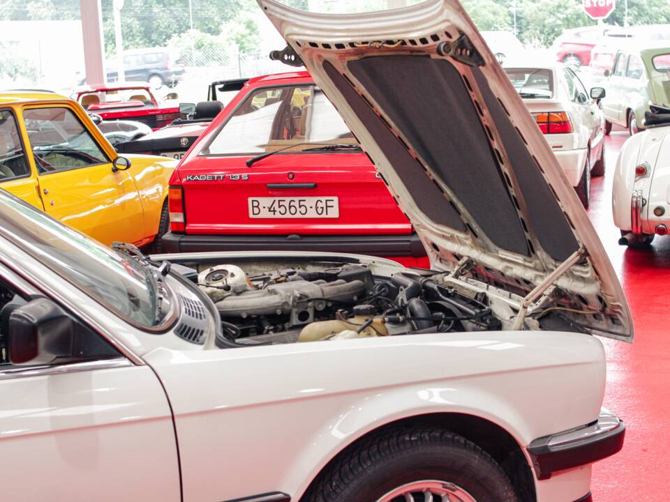 Image 37/38 of BMW 325i (1986)