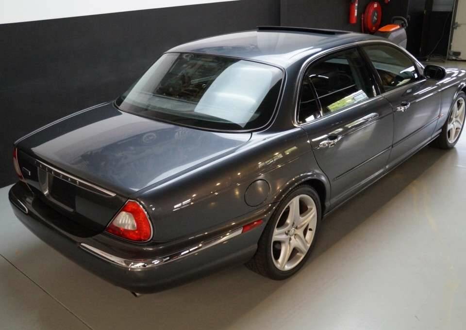 Image 4/50 de Jaguar XJ 8 4.2 (2005)