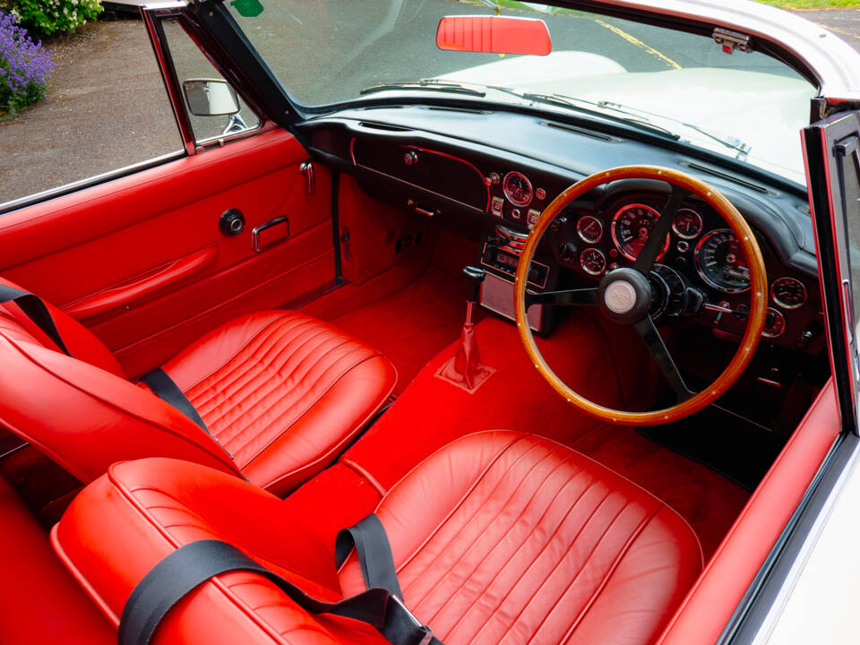 Bild 30/62 von Aston Martin DB 6 Mk II Volante (1970)