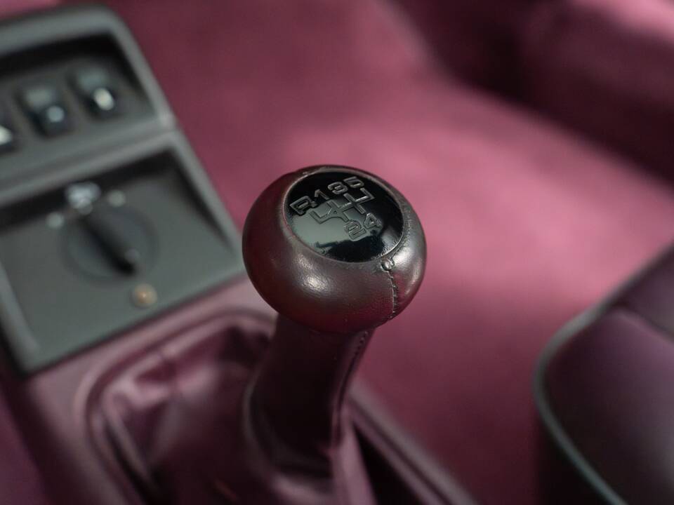 Image 33/41 de Porsche 911 Carrera 2 (1992)