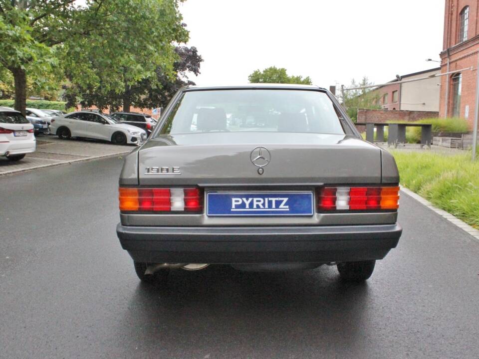 Image 26/27 of Mercedes-Benz 190 E (1987)