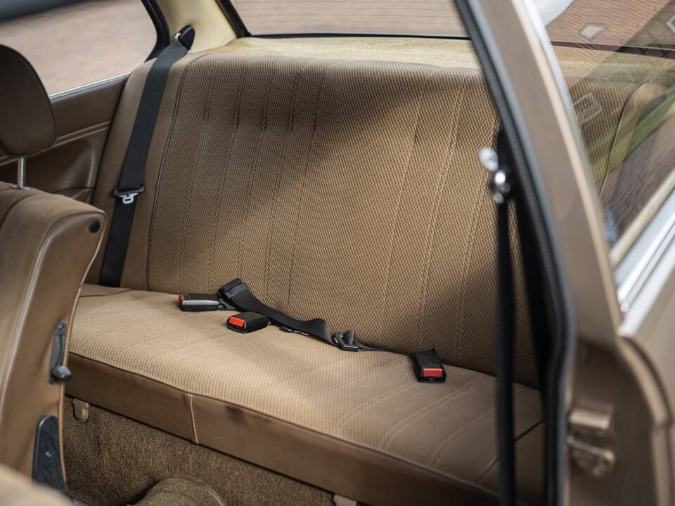 Image 26/76 of BMW 323i (1982)