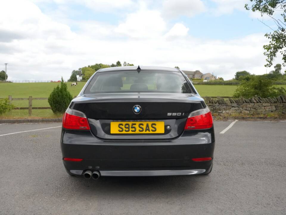 Bild 27/48 von BMW 550i (2006)