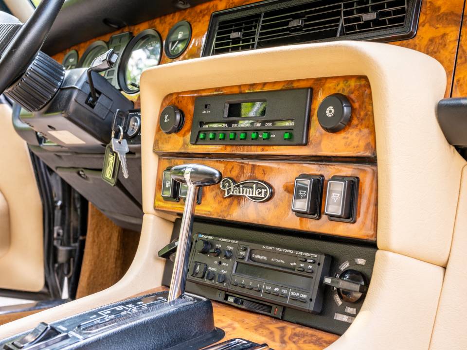 Image 19/42 of Daimler Double Six (1989)