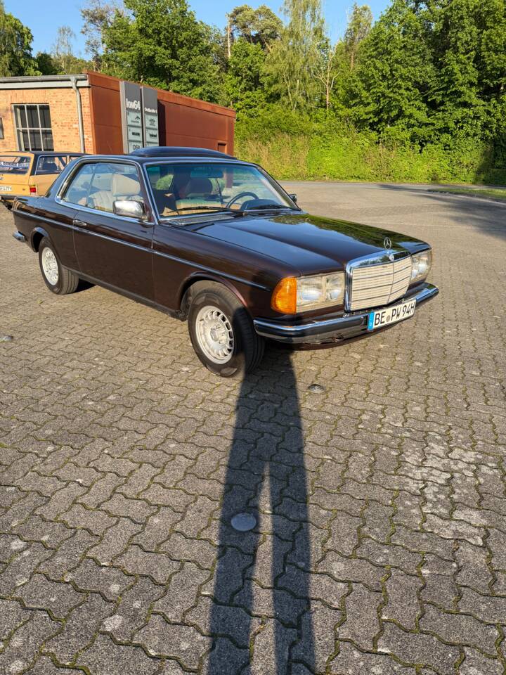 Image 3/31 of Mercedes-Benz 230 CE (1984)