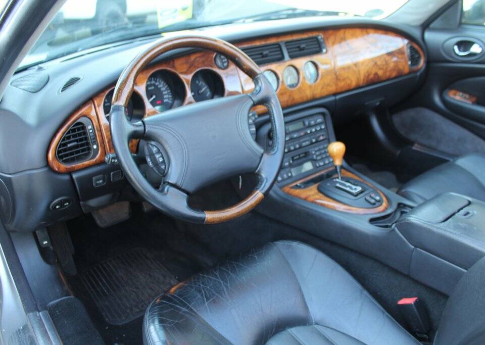 Image 2/8 of Jaguar XK8 4.0 (1999)