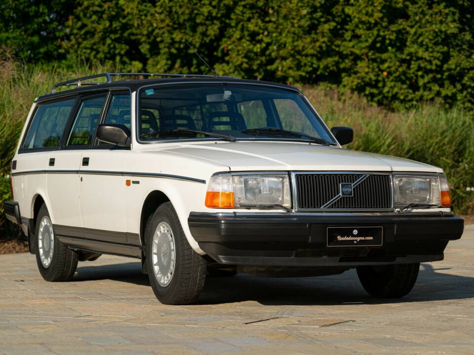 Immagine 8/43 di Volvo 240 GLE Injection (1989)