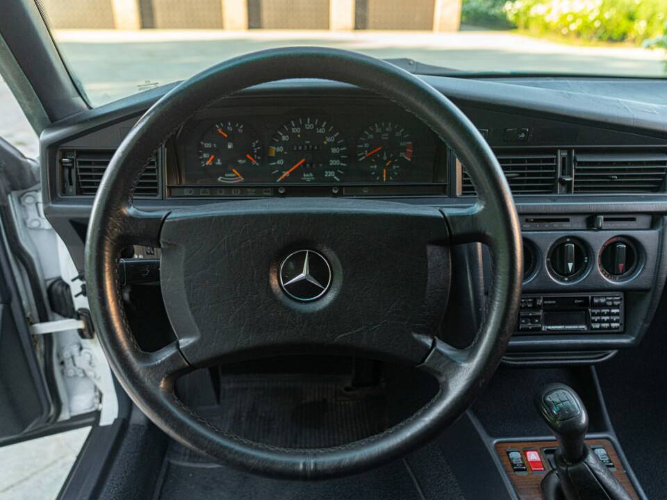 Afbeelding 34/44 van Mercedes-Benz 190 E (1987)