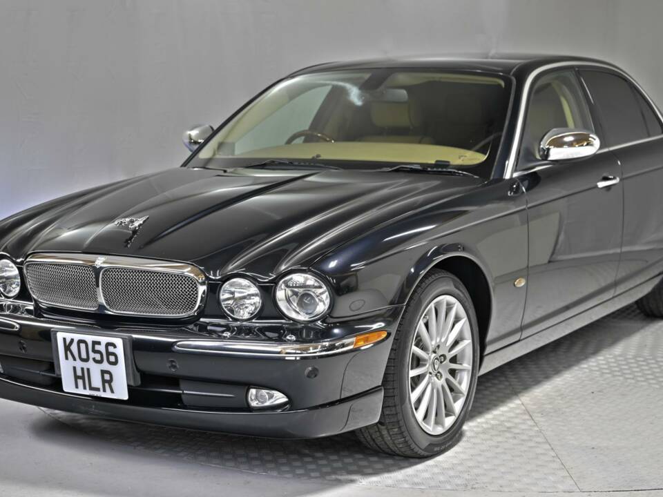 Image 6/50 of Jaguar XJ 8 4.2 (2006)