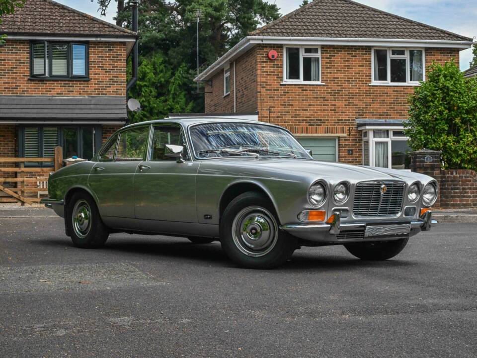 Image 16/50 of Jaguar XJ 6 4.2 (1971)