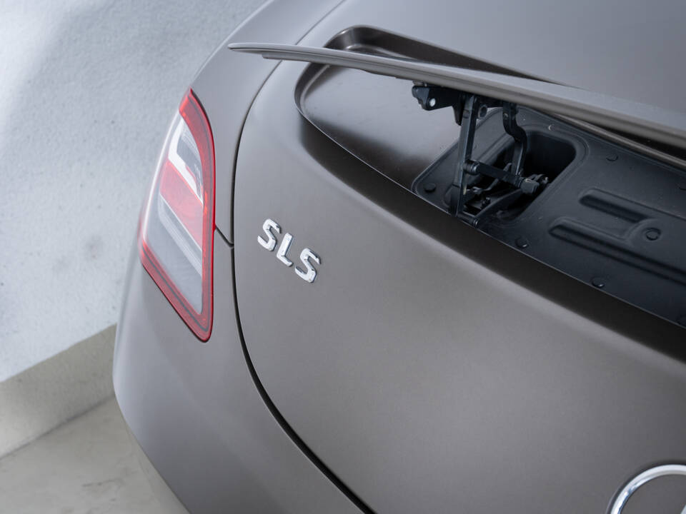 Image 27/33 of Mercedes-Benz SLS AMG (2010)