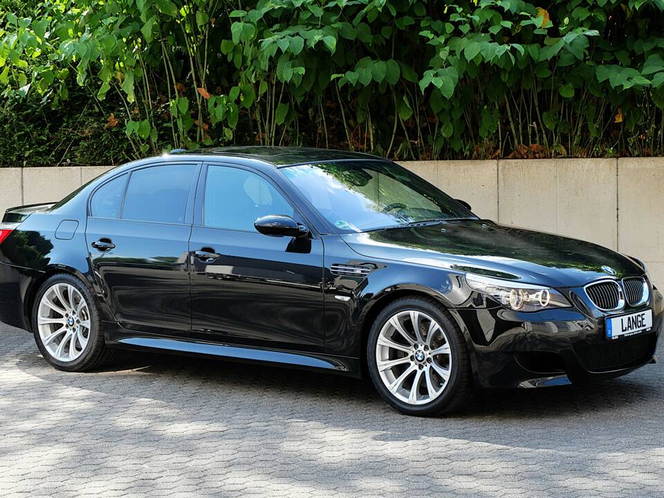 Image 4/51 of BMW M5 (2007)