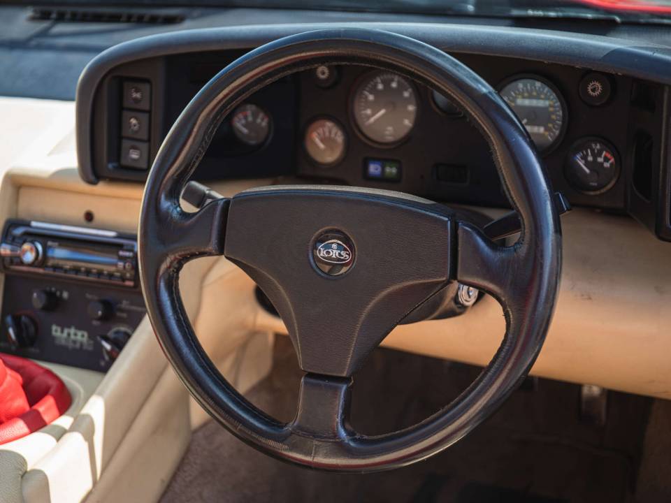 Image 13/28 of Lotus Esprit Turbo HC (1988)
