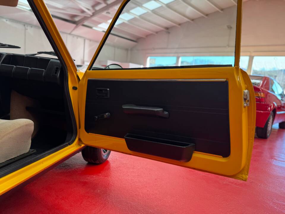 Image 30/34 of Renault R 5 Alpine Turbo (1981)