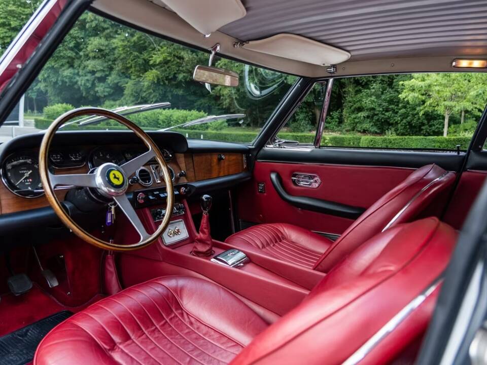 Afbeelding 13/15 van Ferrari 330 GT 2+2 (1965)