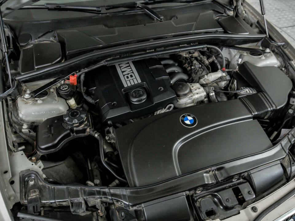Image 42/50 of BMW 118i (2008)