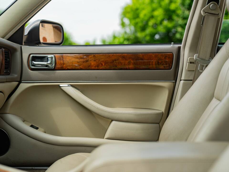 Afbeelding 25/50 van Jaguar XJ6 3.2 (1995)