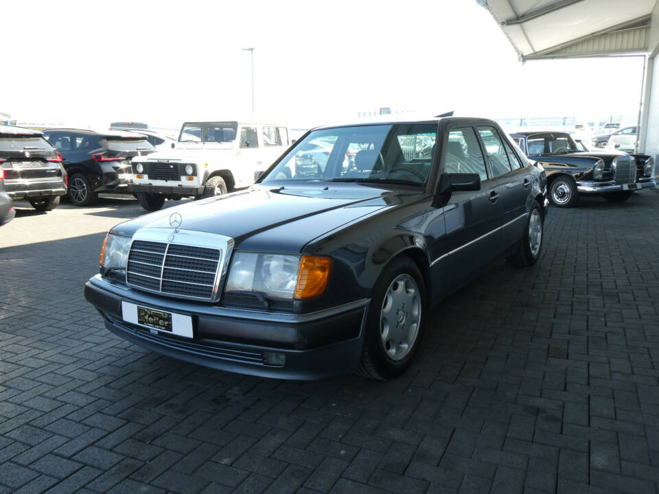 Image 3/22 of Mercedes-Benz 500 E (1992)
