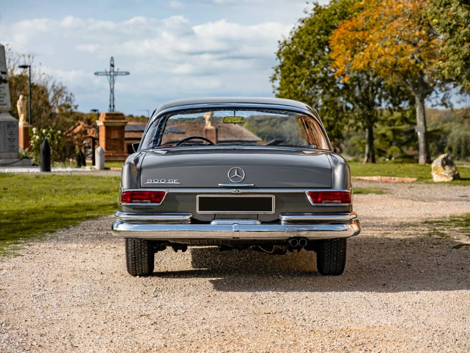 Image 17/86 of Mercedes-Benz 300 SE (1965)