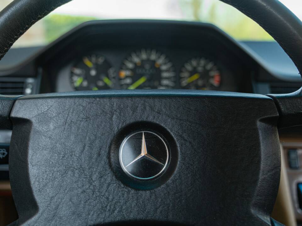 Image 30/46 de Mercedes-Benz 300 CE (1988)