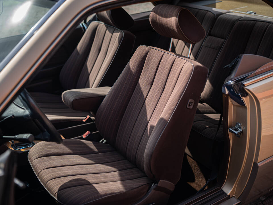 Image 23/40 of Mercedes-Benz 300 CE (1987)
