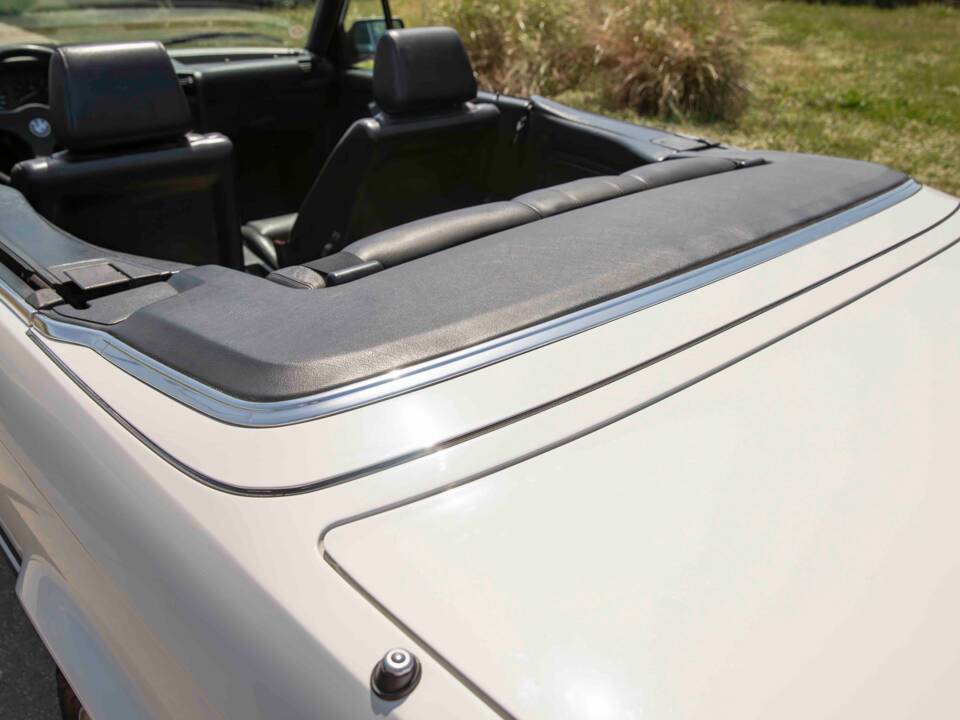 Image 25/70 of BMW 320i (1990)