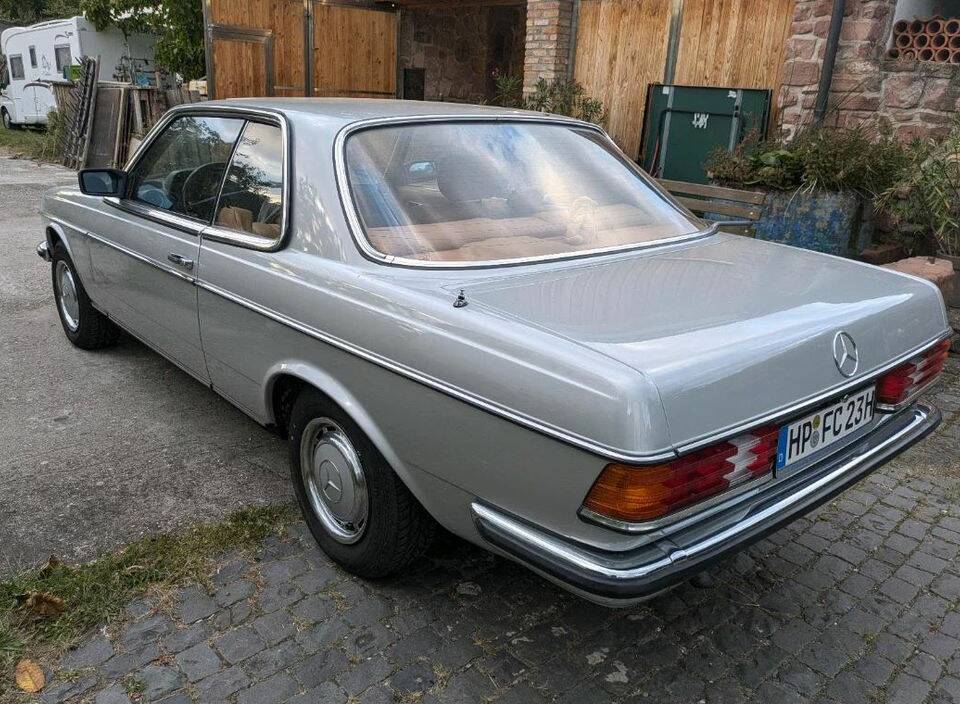 Immagine 6/8 di Mercedes-Benz 230 CE (1982)