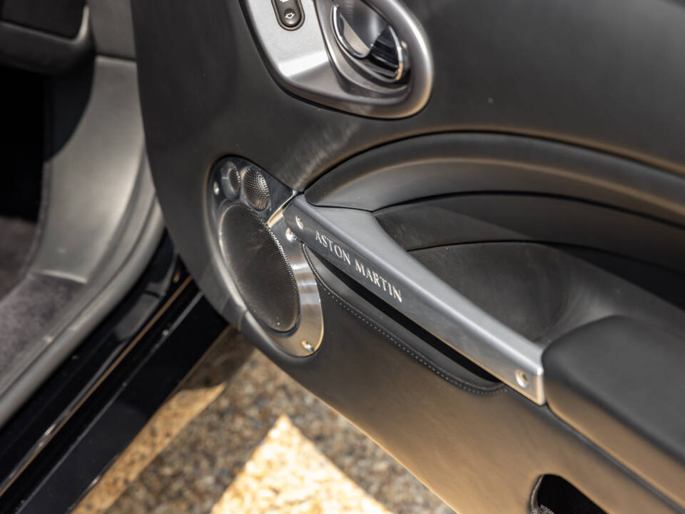 Image 33/56 of Aston Martin V12 Vanquish S (2005)