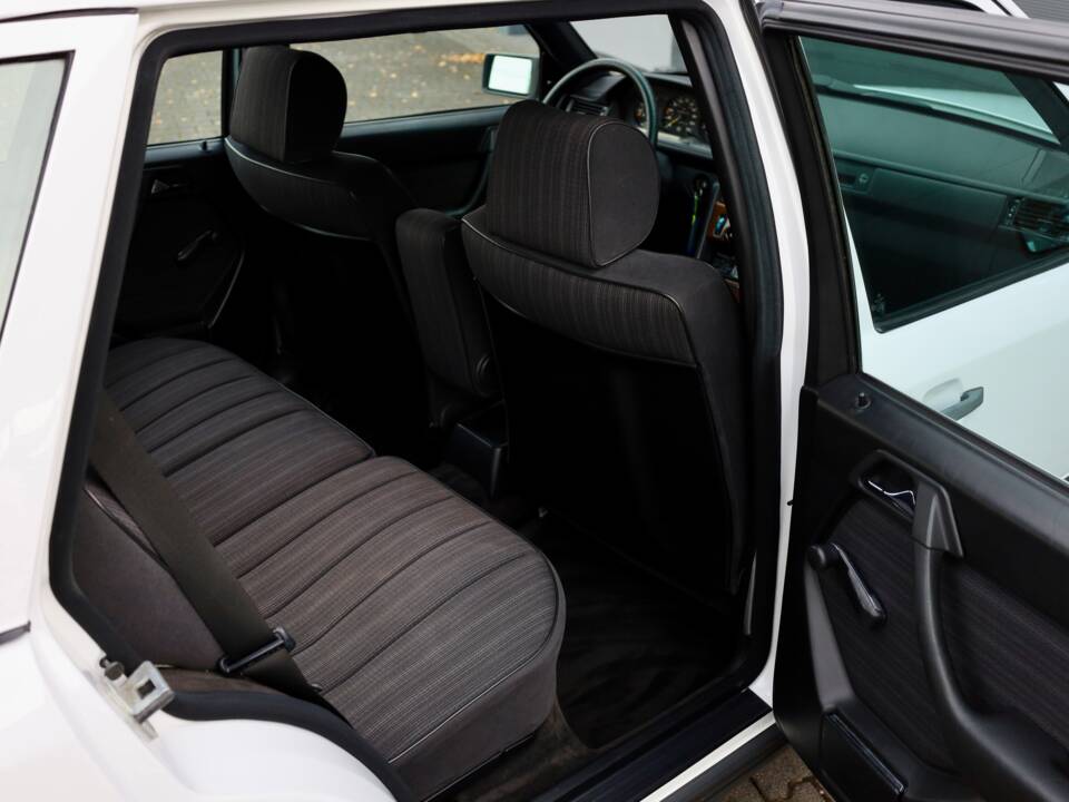 Immagine 12/18 di Mercedes-Benz 200 TE (1989)