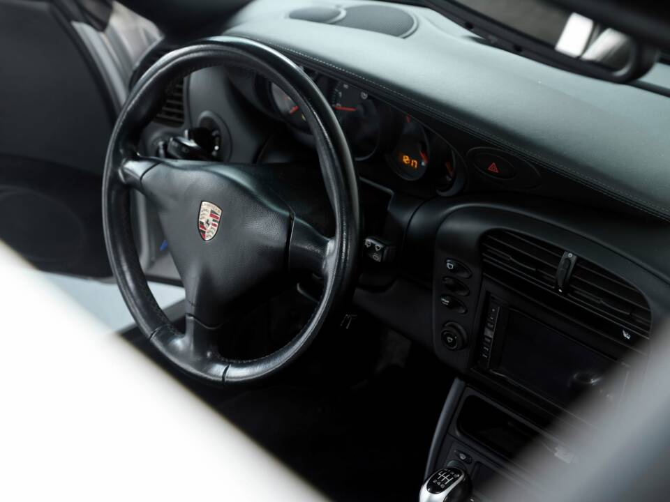 Image 29/50 of Porsche 911 Carrera 4S (2004)
