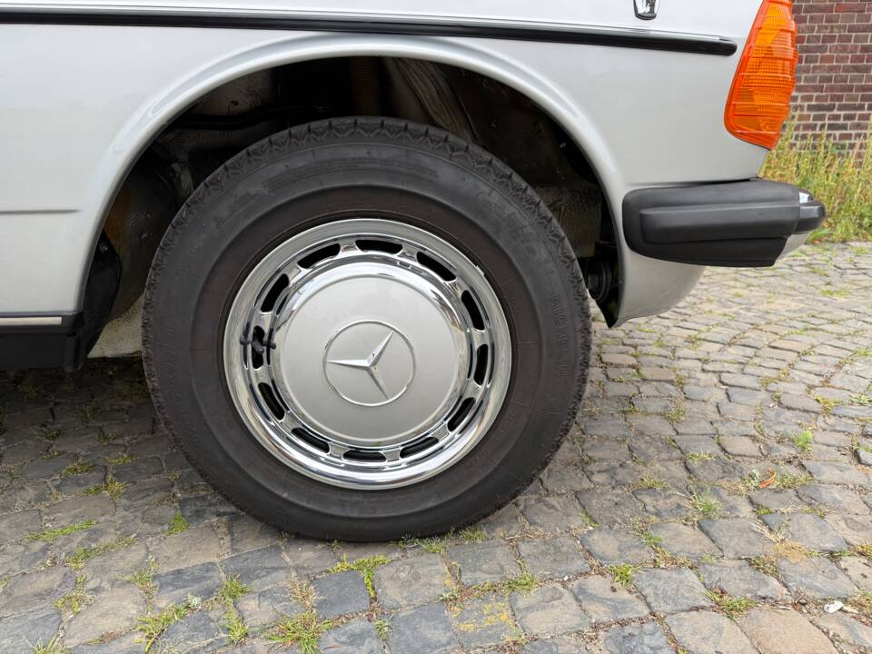 Bild 33/34 von Mercedes-Benz 250 lang (1983)