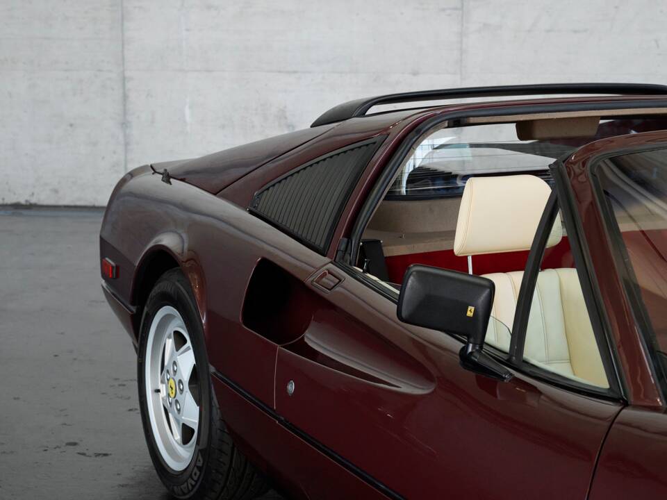 Bild 44/50 von Ferrari 328 GTS (1988)