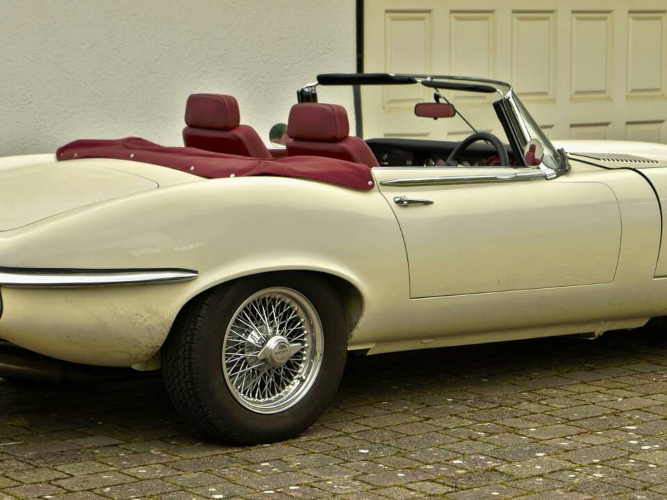 Image 14/50 of Jaguar E-Type V12 (1974)