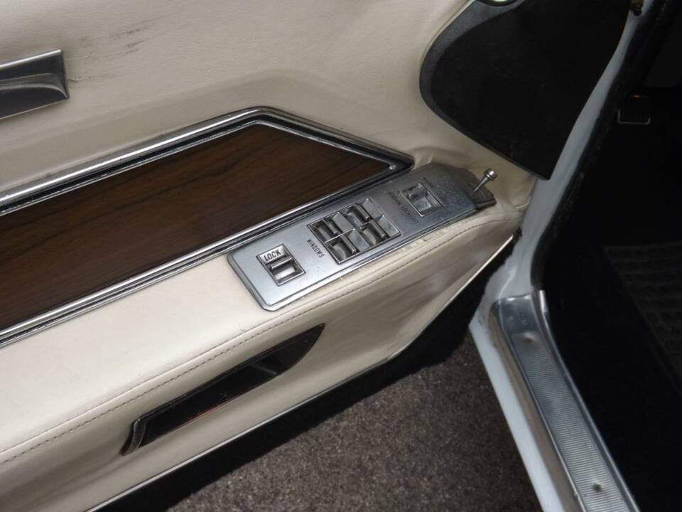Immagine 30/50 di Cadillac DeVille Convertible (1969)