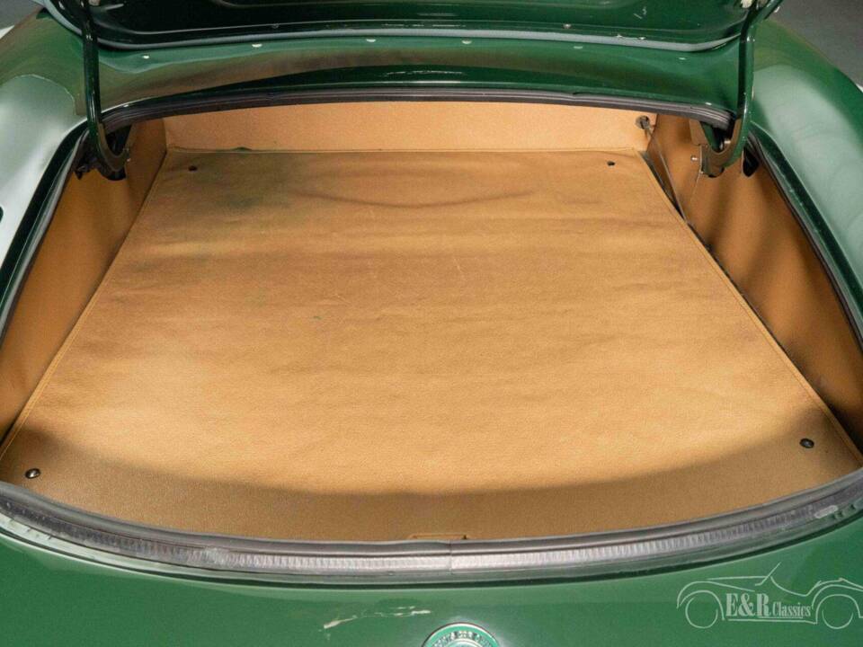 Image 17/19 of Jaguar E-Type (1970)