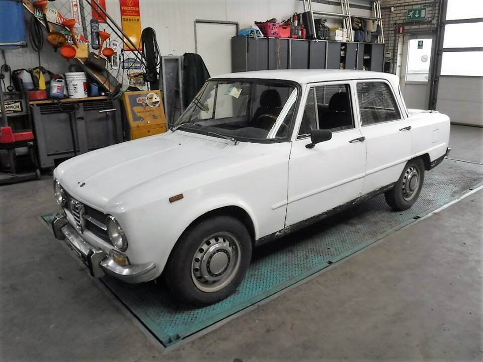 Image 2/50 of Alfa Romeo Giulia 1300 Super (1971)