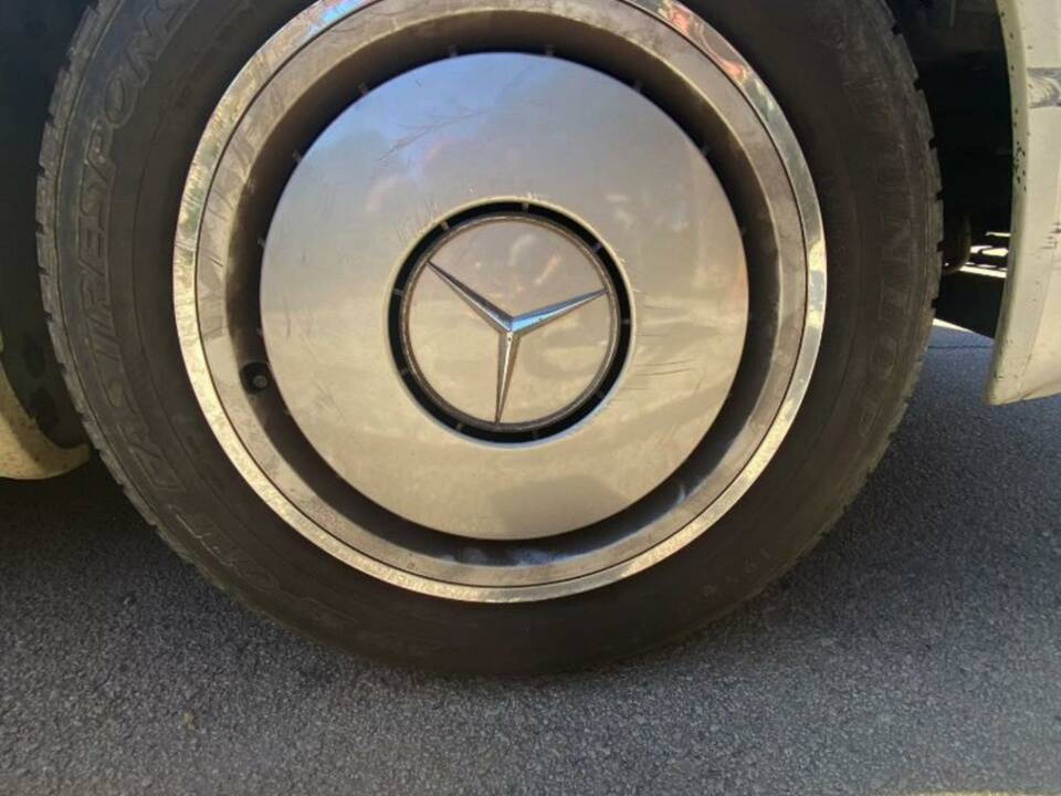 Image 11/48 of Mercedes-Benz E 200 (1991)