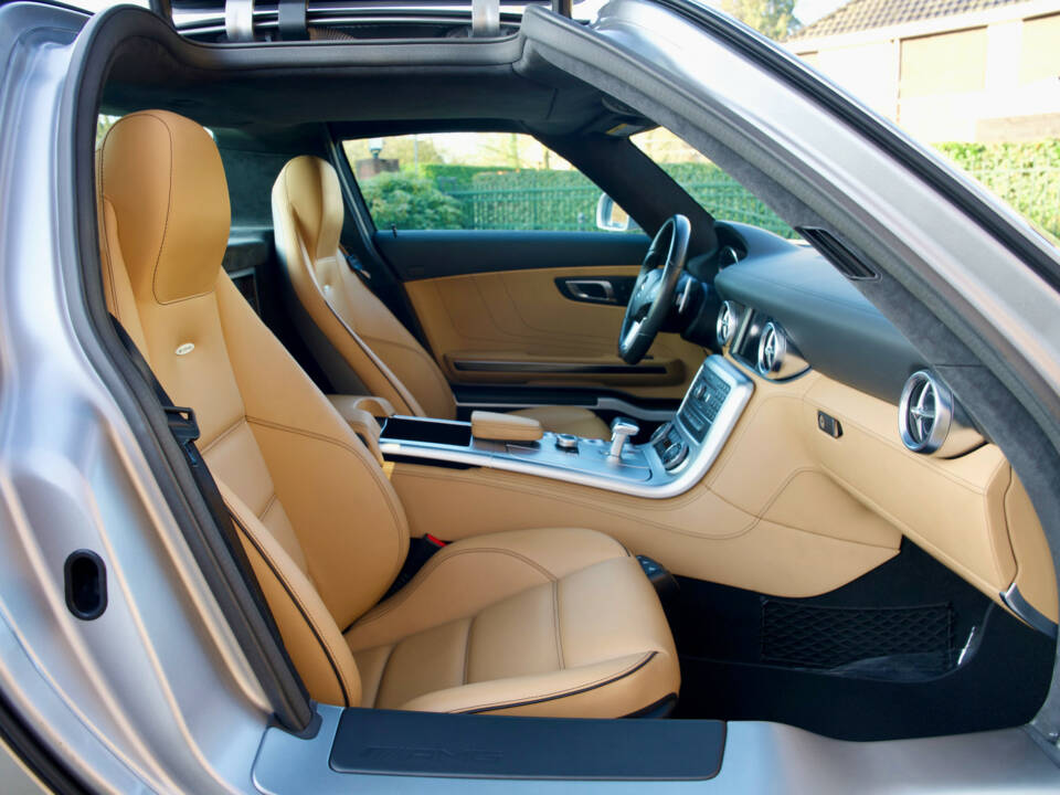Imagen 26/50 de Mercedes-Benz SLS AMG (2011)