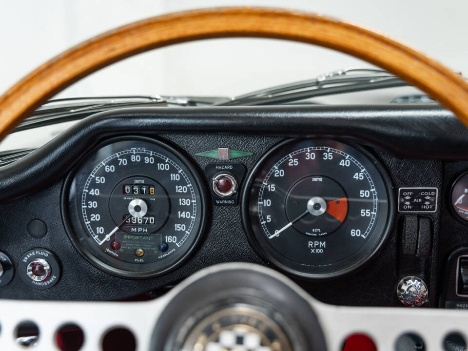 Image 11/36 of Jaguar E-Type (1969)