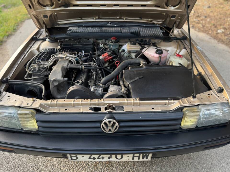 Image 22/57 of Volkswagen Passat 2.0 (1987)