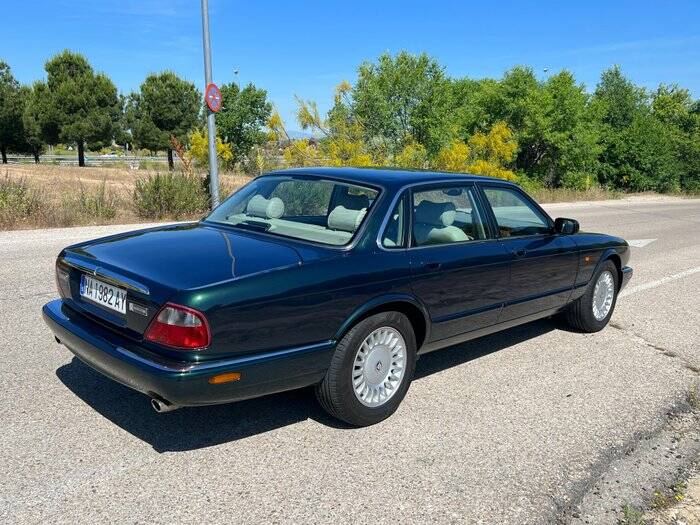 Image 3/7 of Jaguar XJ 8 Executive (1999)