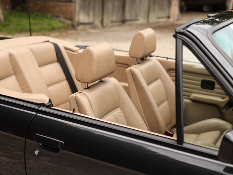 Image 36/83 de BMW 325i (1990)