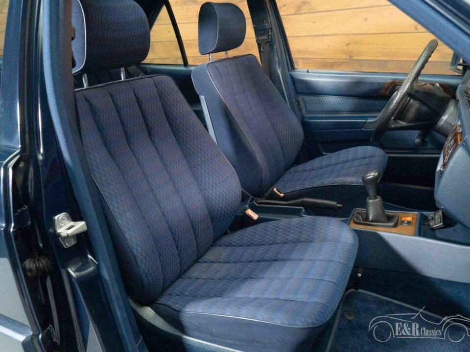 Imagen 7/19 de Mercedes-Benz 190 D (1990)