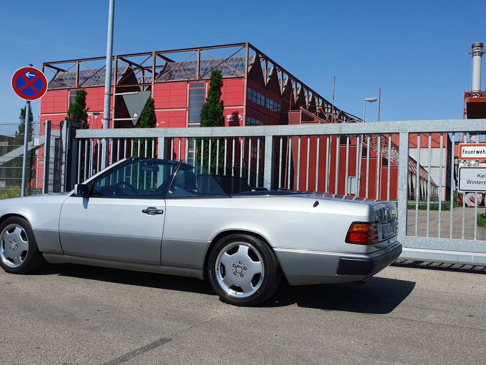 Imagen 5/94 de Mercedes-Benz 300 CE-24 3.4 AMG (1992)