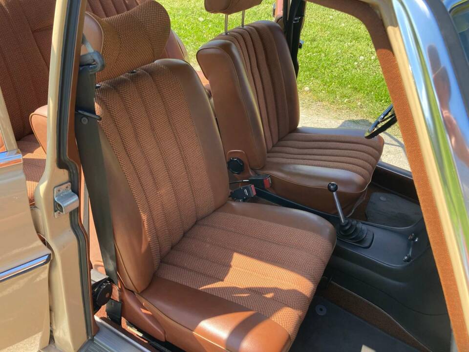 Image 28/49 de Mercedes-Benz 230&#x2F;4 (1974)