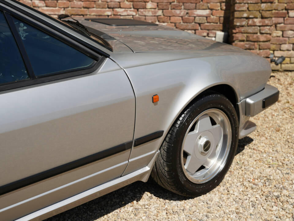 Image 33/50 of Alfa Romeo GTV 6 2.5 (1983)