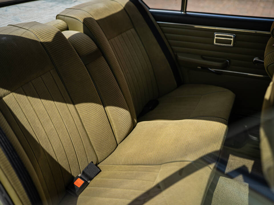 Image 42/46 of BMW 525 (1978)
