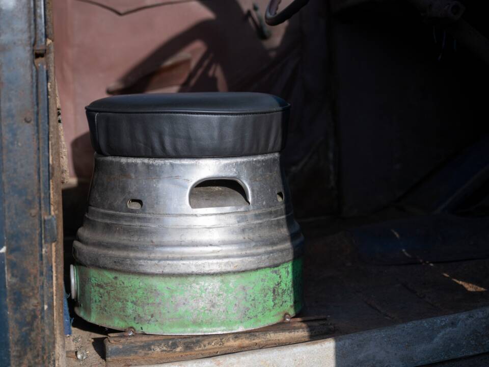 Image 70/134 of Ford V8 (1937)